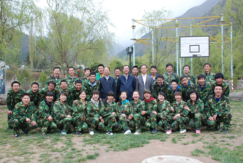 公司十分重視青年職工思想教育工作，經(jīng)常組織開展活動(dòng)豐富他們的精神生活。圖為拓展訓(xùn)練后領(lǐng)導(dǎo)與年輕人合影